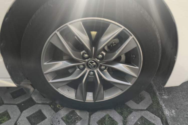 Used Toyota Avalon 2021 2.5L Luxury Edition Right Front Wheel Hub
