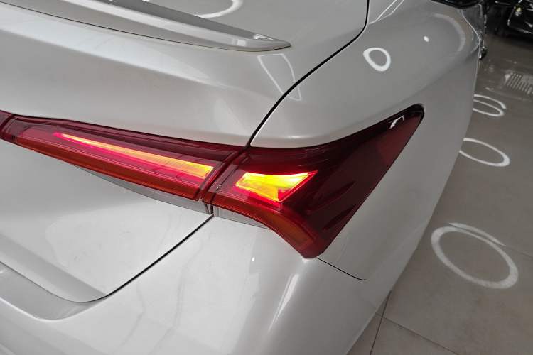 Used Toyota Avalon 2021 2.5L Luxury Edition Right Rear Taillight