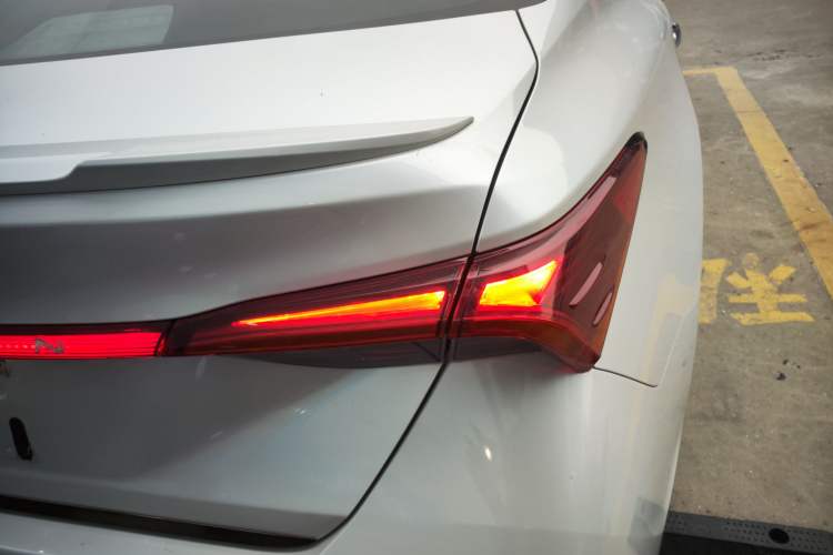 Used Toyota Avalon 2021 2.5L Luxury Edition Right Rear Taillight