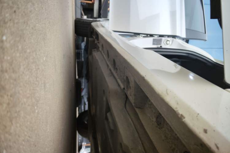 Used Toyota Avalon 2021 2.5L Luxury Edition Right Side Sill