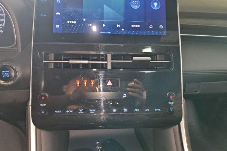 Used Toyota Avalon 2022 2.0L XLE Premium Edition Audio And AC Panel
