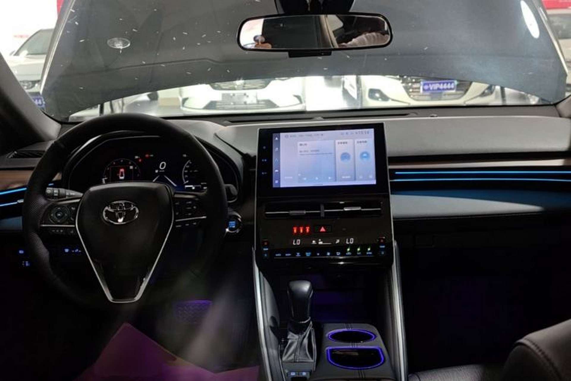 Used Toyota Avalon 2022 2.0L XLE Premium Edition Center Console