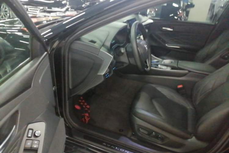 Used Toyota Avalon 2022 Dual-Engine 2.5L XLE Premium Edition Driver Seat