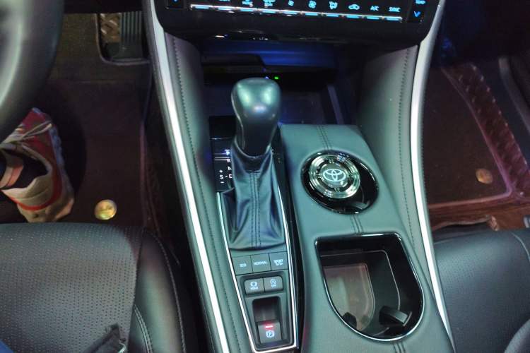 Used Toyota Avalon 2022 2.5L Luxury Edition Gear Lever
