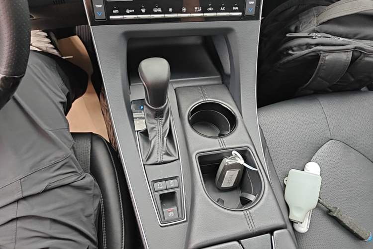 Used Toyota Avalon 2022 2.0L Luxury Edition Gear Lever
