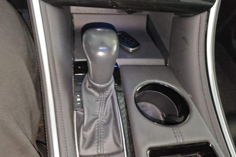 Used Toyota Avalon 2022 2.0L XLE Premium Edition Gear Lever