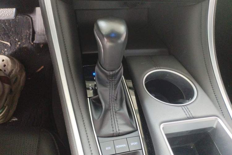 Used Toyota Avalon 2022 Dual-Engine 2.5L XLE Premium Edition Gear Lever