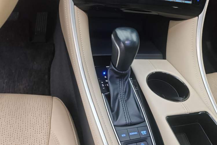 Used Toyota Avalon 2022 2.5L Luxury Edition Gear Lever