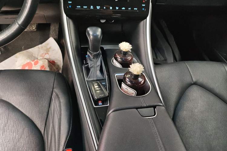 Used Toyota Avalon 2022 Dual-Engine 2.5L XLE Premium Edition Gear Lever