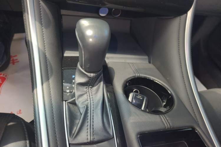 Used Toyota Avalon 2022 2.0L XLE Premium Edition Gear Lever