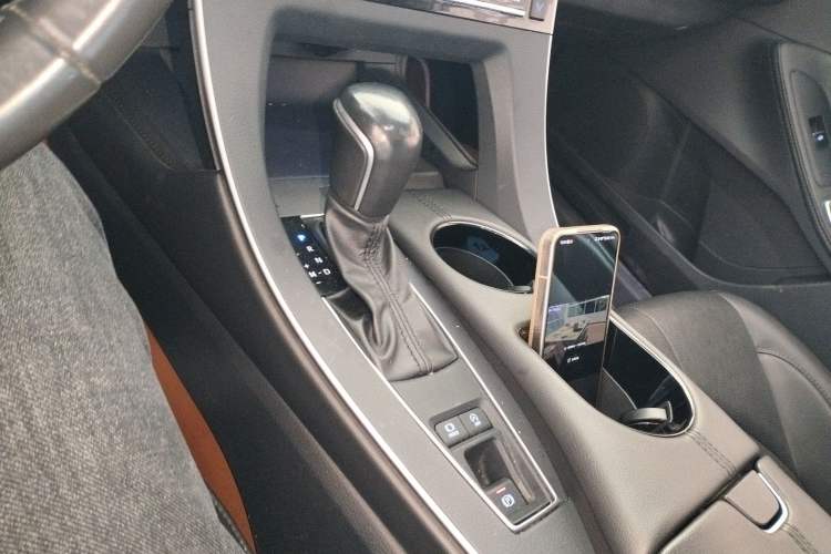 Used Toyota Avalon 2022 2.0L XLE Premium Edition Gear Lever