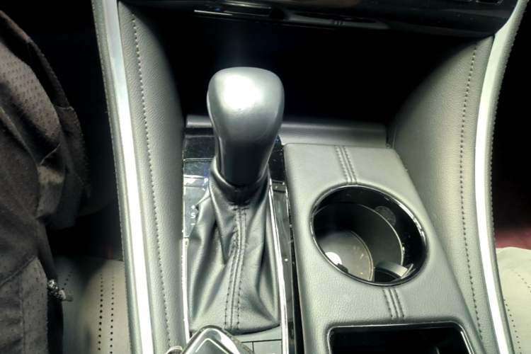 Used Toyota Avalon 2022 2.5L Luxury Edition Gear Lever