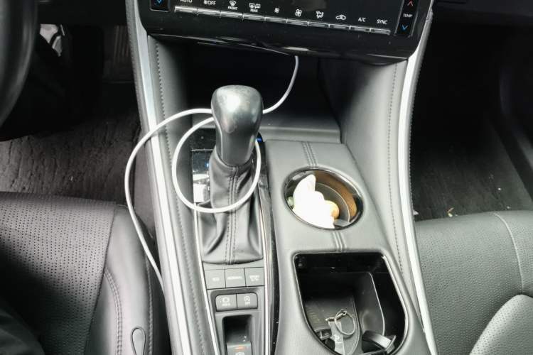 Used Toyota Avalon 2022 2.5L Luxury Edition Gear Lever