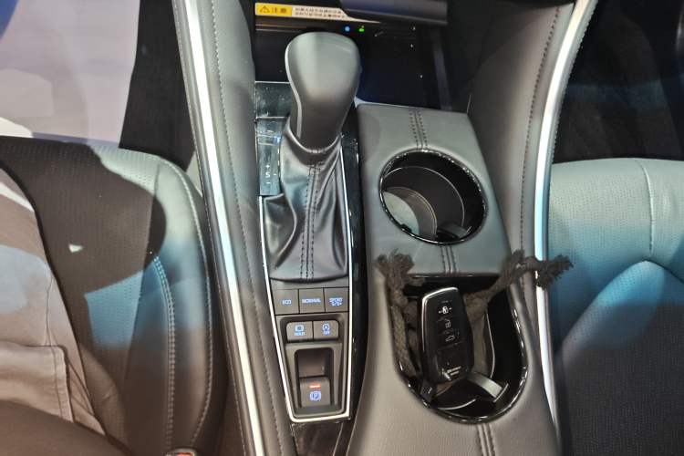 Used Toyota Avalon 2022 2.5L Luxury Edition Gear Lever
