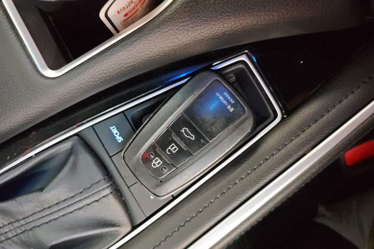 Used Toyota Avalon 2022 Dual-Engine 2.5L XLE Premium Edition Interior 1