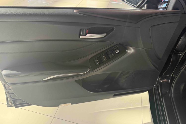 Used Toyota Avalon 2022 2.0L XLE Premium Edition Interior 8