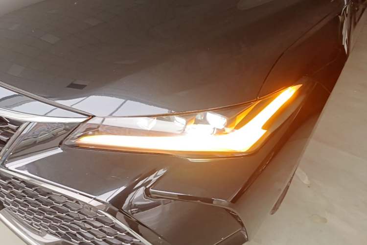 Used Toyota Avalon 2022 2.5L Touring Premium Edition Left Front Headlight