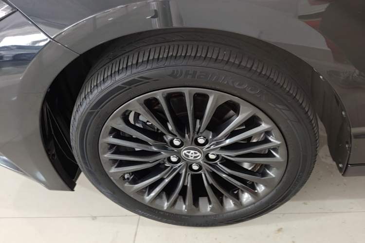 Used Toyota Avalon 2022 2.0L XLE Premium Edition Left Front Wheel Hub