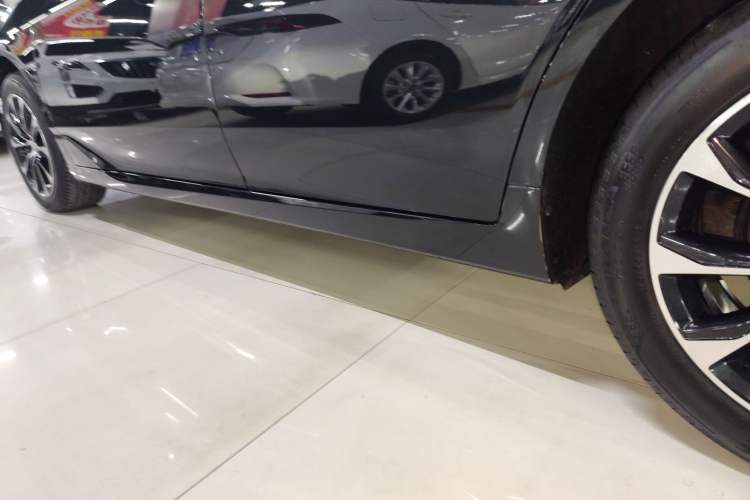Used Toyota Avalon 2022 2.5L Luxury Edition Left Side Sill