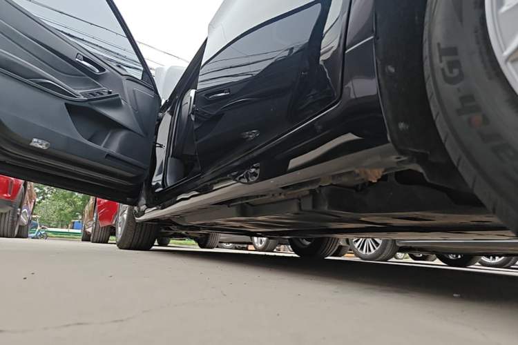 Used Toyota Avalon 2022 2.0L Luxury Edition Left Side Sill