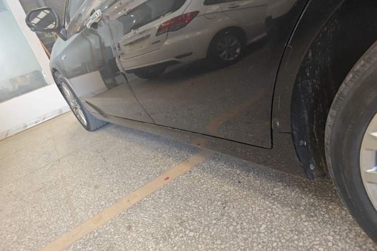 Used Toyota Avalon 2022 Dual-Engine 2.5L XLE Premium Edition Left Side Sill