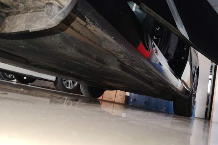 Used Toyota Avalon 2022 2.5L Luxury Edition Left Side Sill