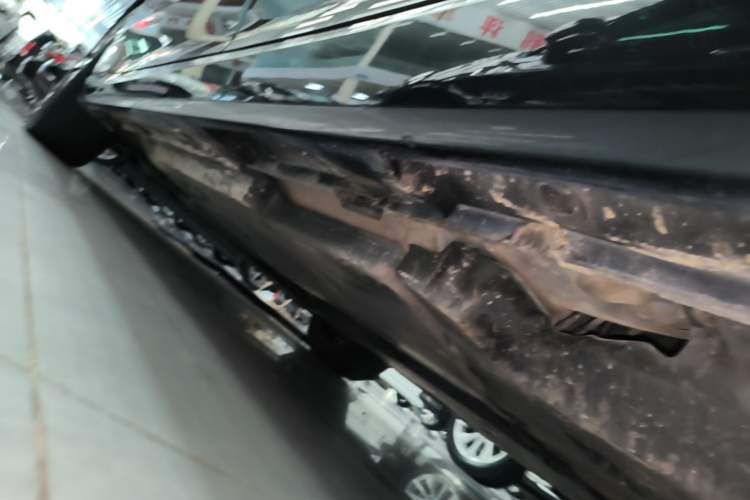 Used Toyota Avalon 2022 2.5L Luxury Edition Left Side Sill
