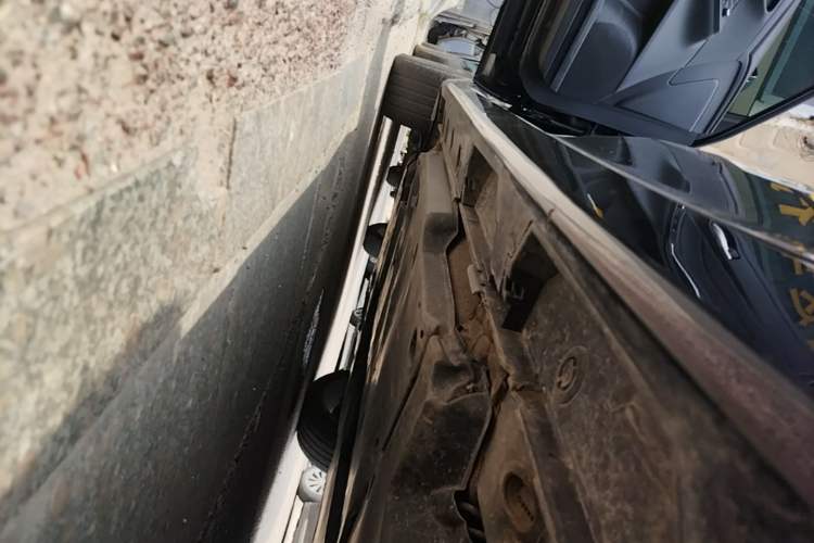Used Toyota Avalon 2022 2.0L XLE Premium Edition Left Side Sill
