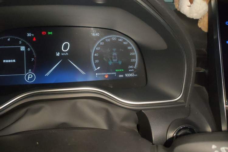 Used Toyota Avalon 2022 2.0L XLE Premium Edition Odometer Close Up