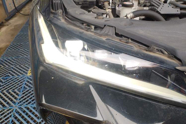 Used Toyota Avalon 2022 Dual-Engine 2.5L XLE Premium Edition Right Front Headlight