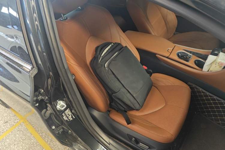 Used Toyota Avalon 2022 Dual-Engine 2.5L XLE Premium Edition Right Front Seat