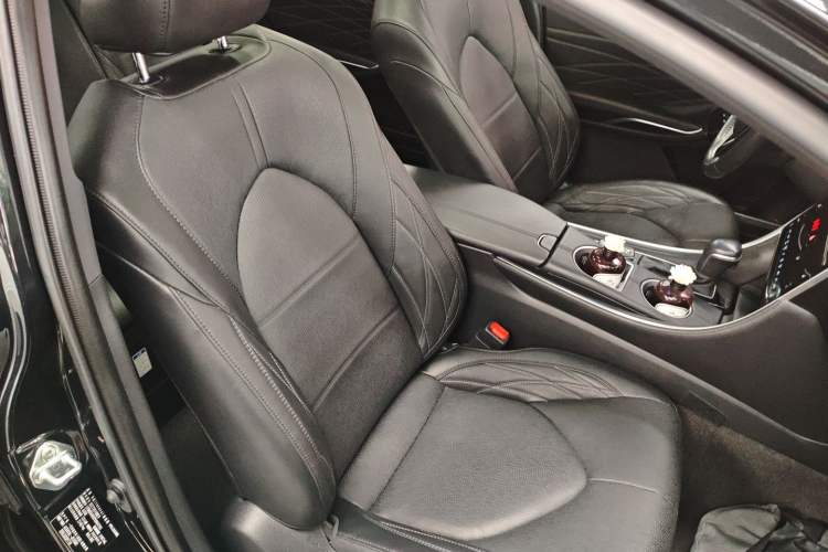 Used Toyota Avalon 2022 Dual-Engine 2.5L XLE Premium Edition Right Front Seat