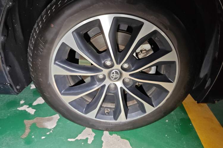 Used Toyota Avalon 2022 2.5L Luxury Edition Right Front Wheel Hub
