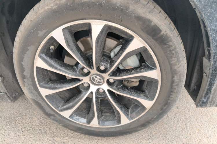 Used Toyota Avalon 2022 2.5L Luxury Edition Right Front Wheel Hub