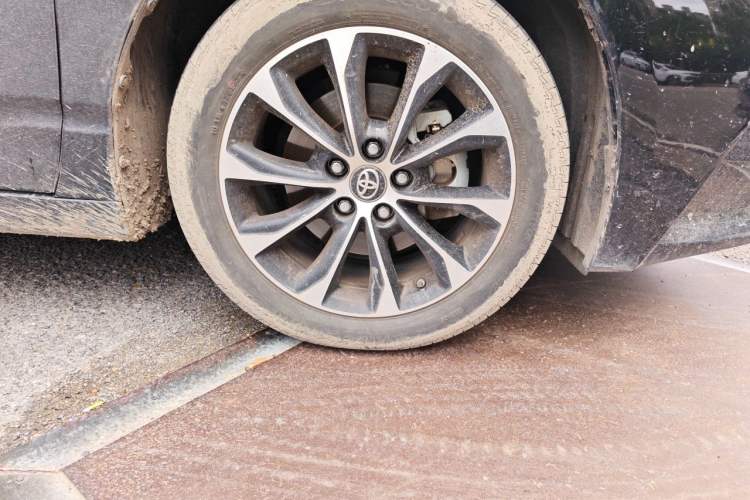 Used Toyota Avalon 2022 2.5L Luxury Edition Right Front Wheel Hub