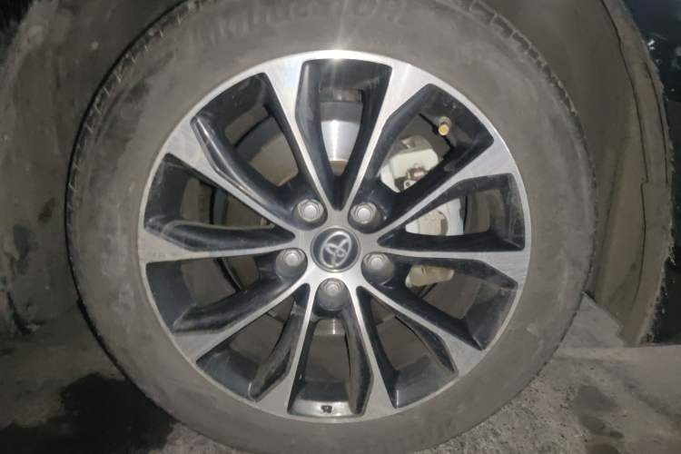 Used Toyota Avalon 2022 2.5L Luxury Edition Right Front Wheel Hub
