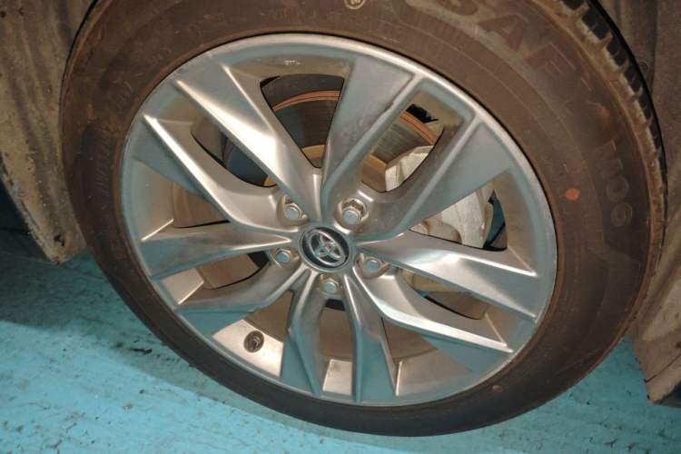 Used Toyota Avalon 2022 2.5L Luxury Edition Right Front Wheel Hub