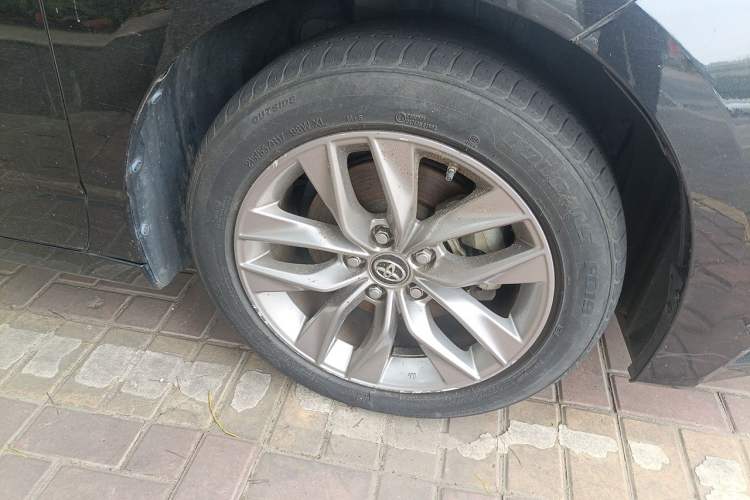 Used Toyota Avalon 2022 2.5L Luxury Edition Right Front Wheel Hub