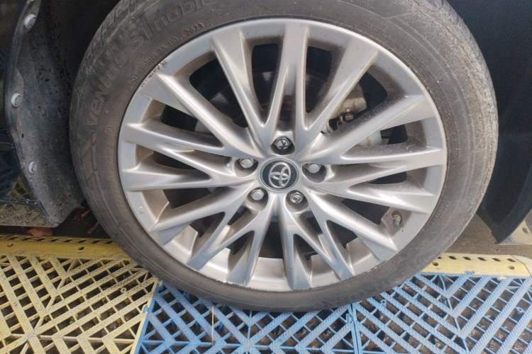 Used Toyota Avalon 2022 Dual-Engine 2.5L XLE Premium Edition Right Front Wheel Hub