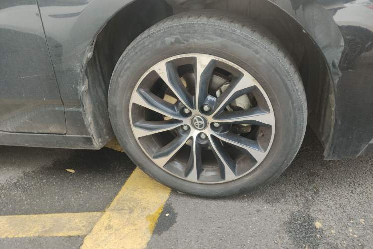 Used Toyota Avalon 2022 2.0L Luxury Edition Right Front Wheel Hub