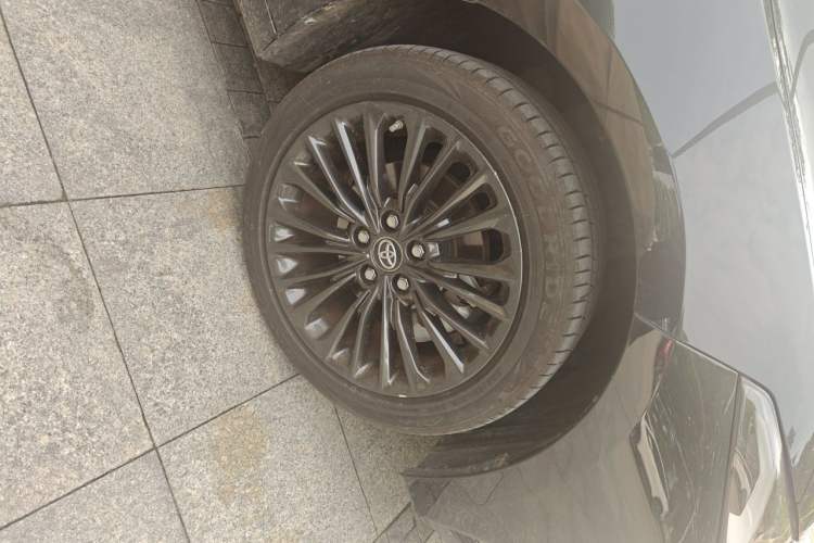 Used Toyota Avalon 2022 2.5L Touring Premium Edition Right Front Wheel Hub