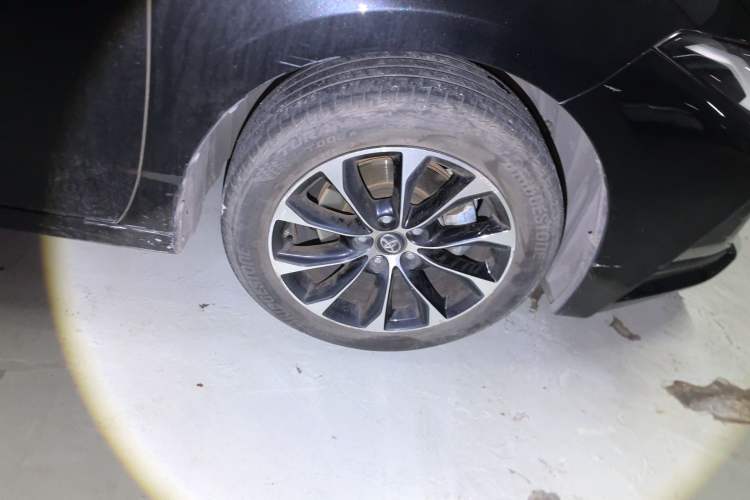 Used Toyota Avalon 2022 2.0L Luxury Edition Right Front Wheel Hub