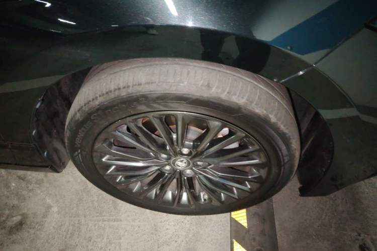 Used Toyota Avalon 2022 2.5L Touring Premium Edition Right Front Wheel Hub