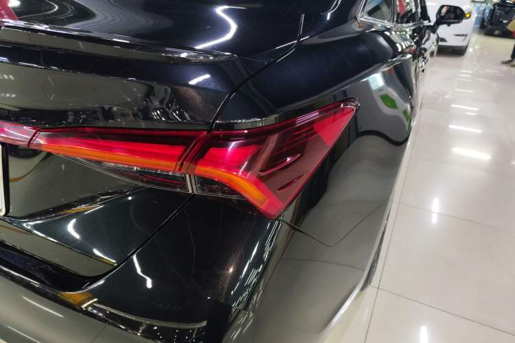 Used Toyota Avalon 2022 2.5L Luxury Edition Right Rear Taillight