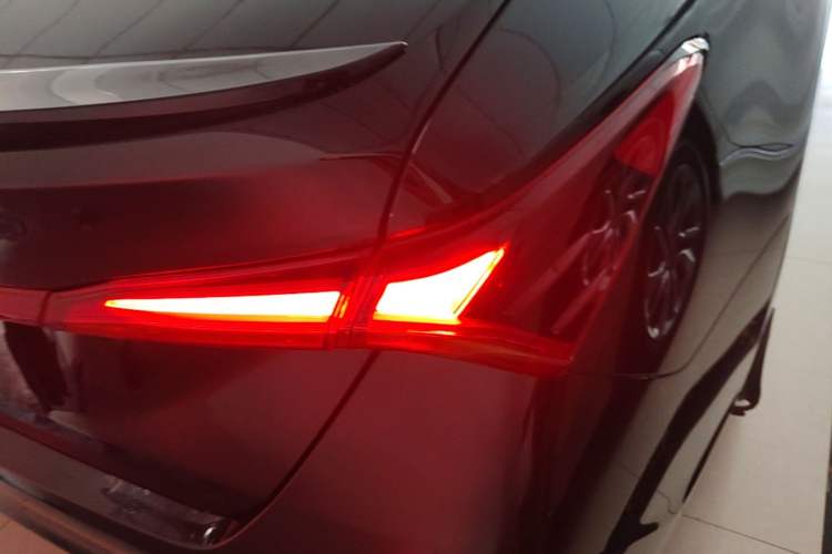 Used Toyota Avalon 2022 2.5L Luxury Edition Right Rear Taillight