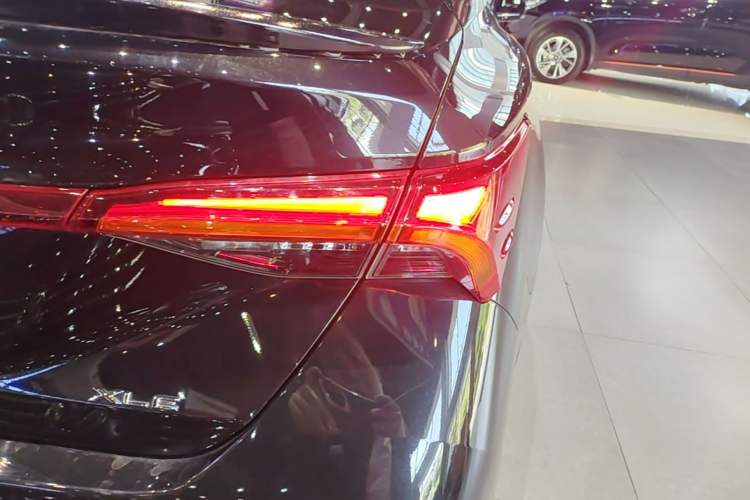 Used Toyota Avalon 2022 2.0L XLE Premium Edition Right Rear Taillight