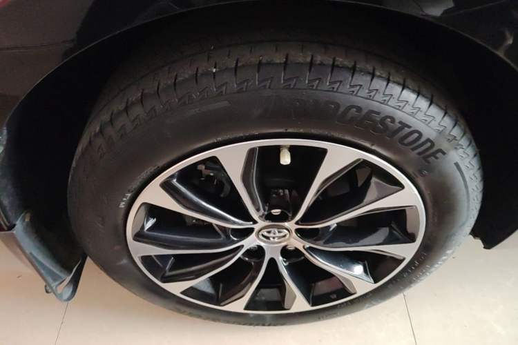 Used Toyota Avalon 2022 2.5L Luxury Edition Right Rear Wheel Hub
