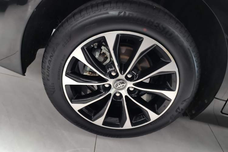 Used Toyota Avalon 2022 2.5L Luxury Edition Right Rear Wheel Hub