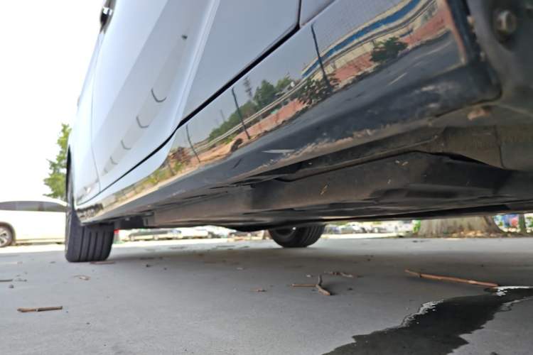 Used Toyota Avalon 2022 2.5L Touring Premium Edition Right Side Sill