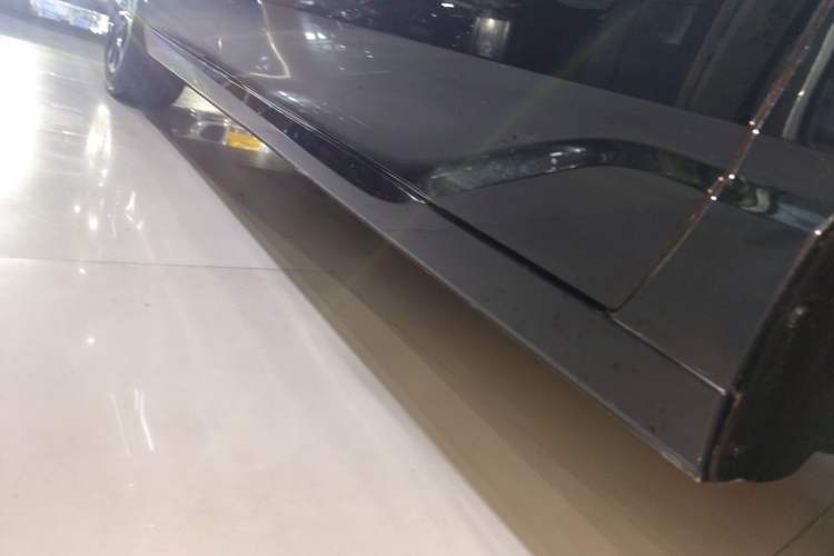 Used Toyota Avalon 2022 2.5L Luxury Edition Right Side Sill